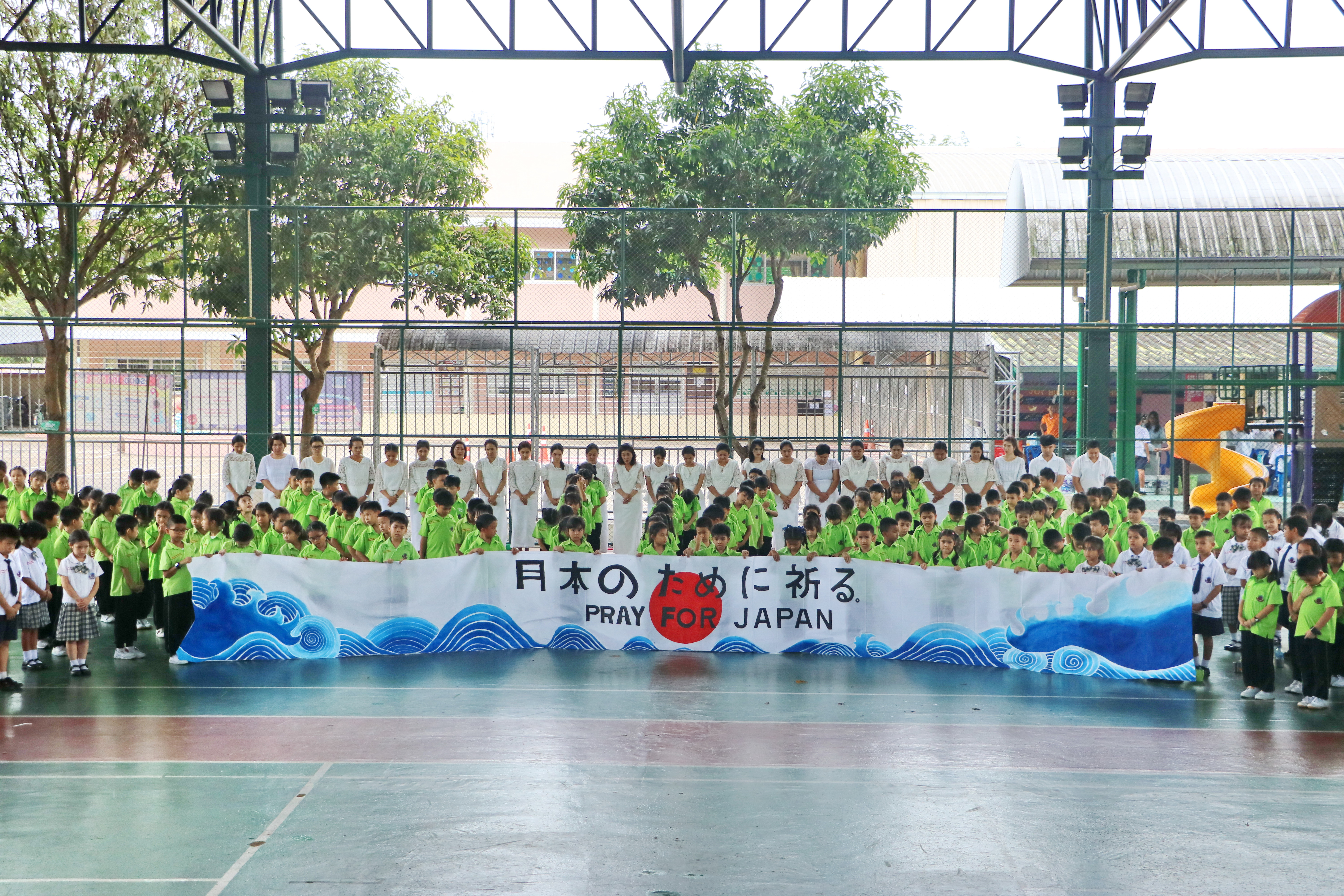 คณะครู บุคลากร และนักเรียนโรงเรียนจอย <br>ส่งใจให้ญี่ปุ่นน้ำท่วม